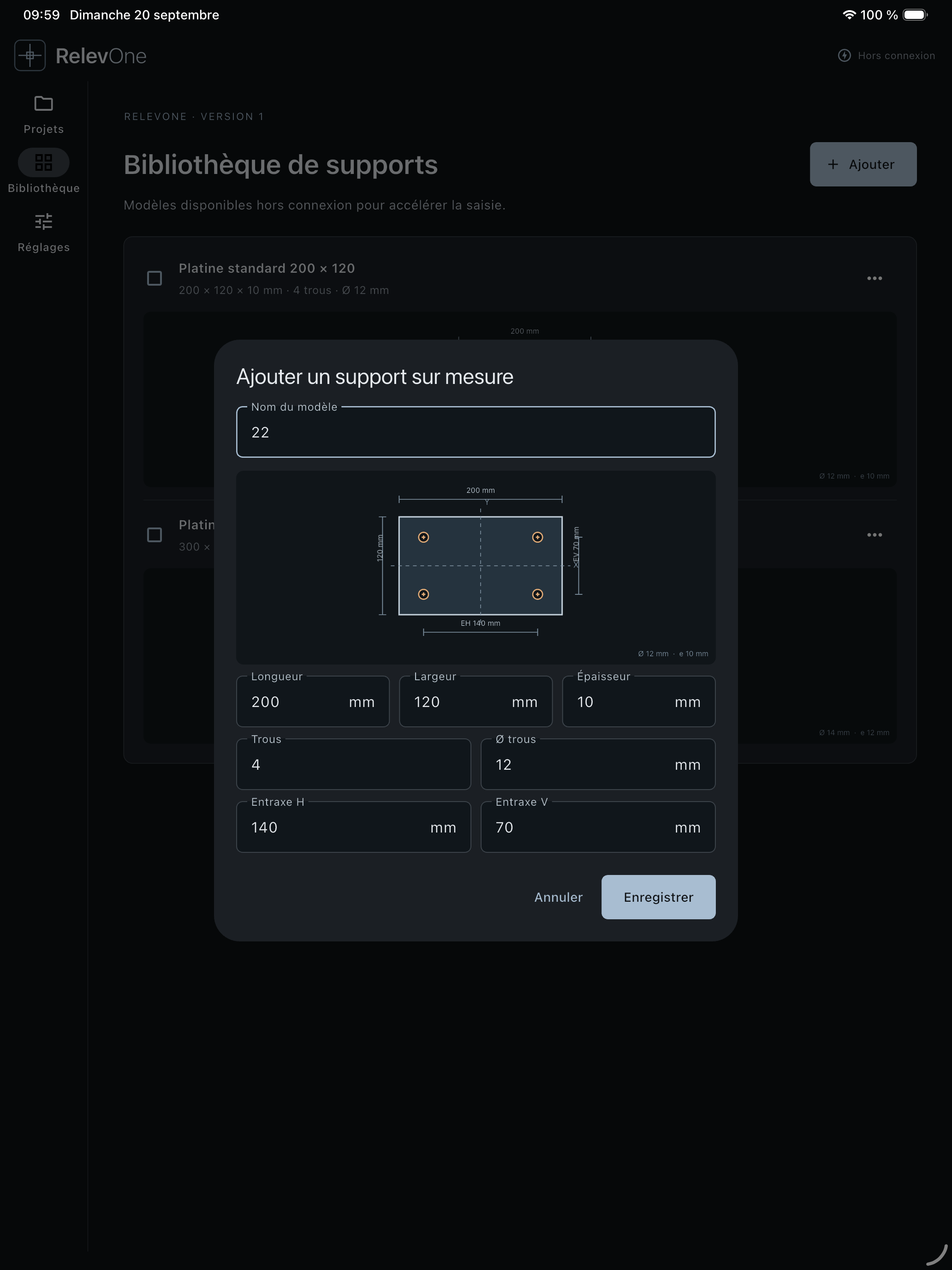 Capture iPad du formulaire de création d’un support sur mesure avec aperçu de la platine et champs de dimensions